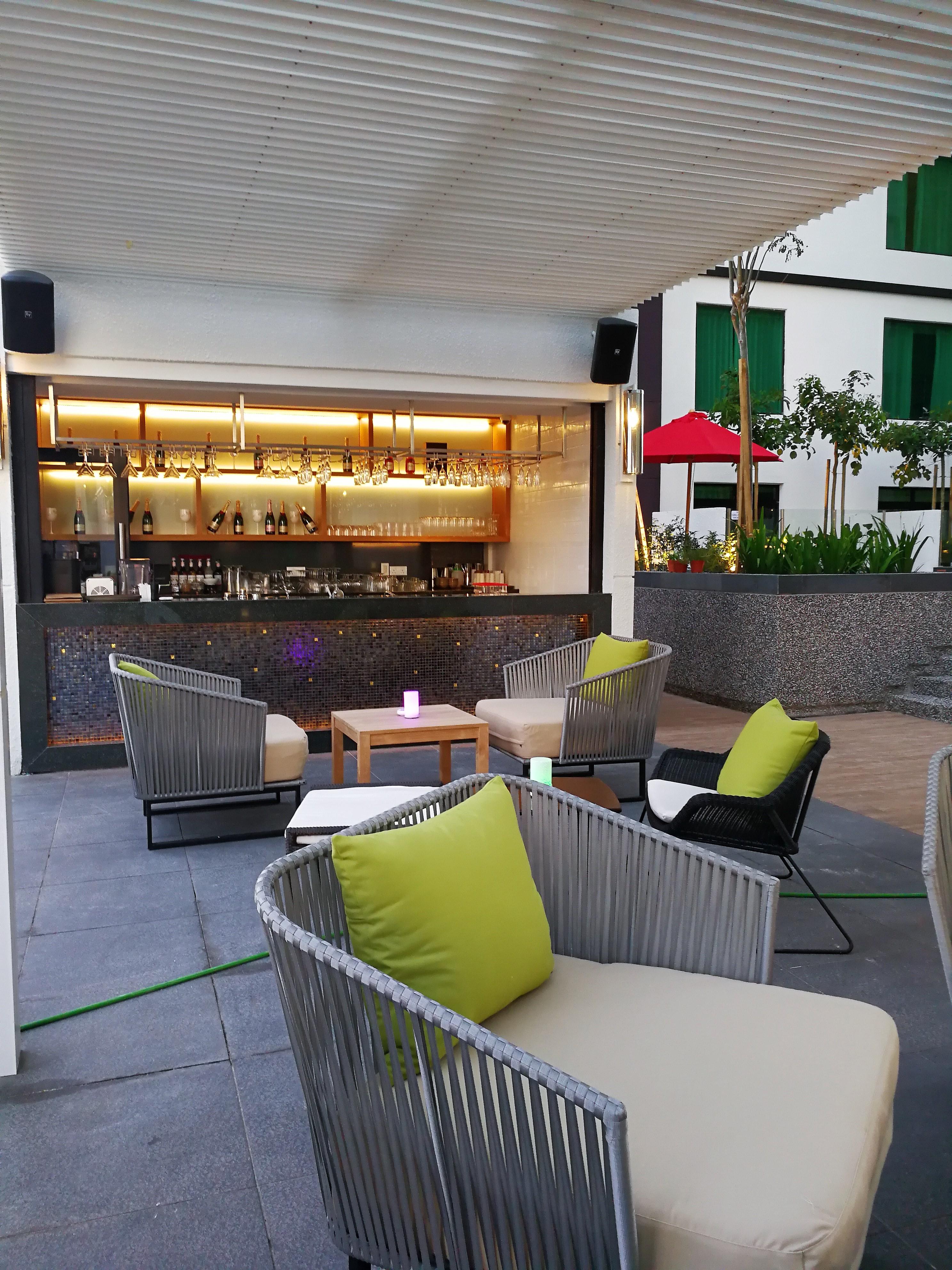 Amari Johor Bahru Exterior foto The bar at the rooftop pool