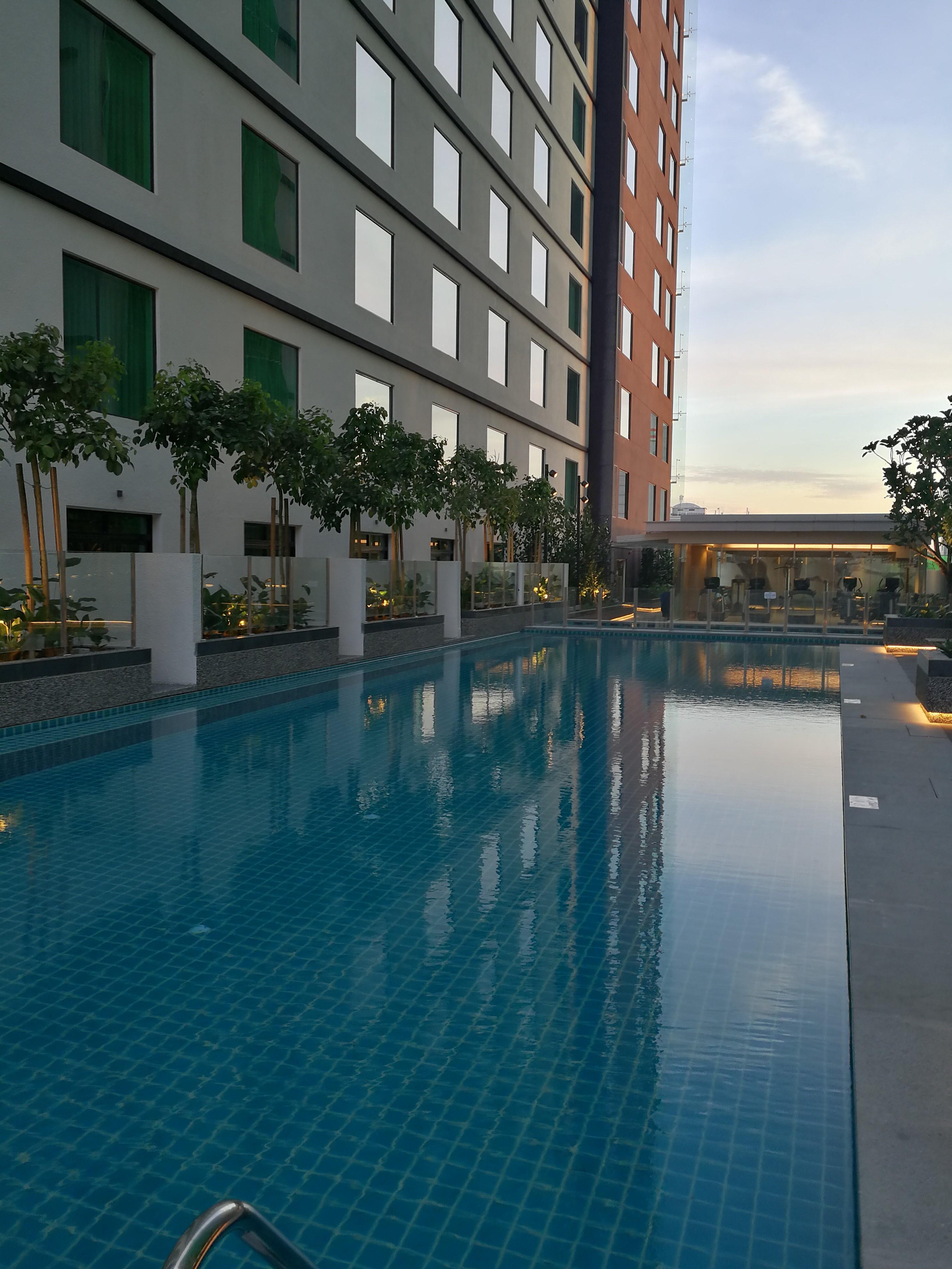 Amari Johor Bahru Exterior foto The pool at the hotel