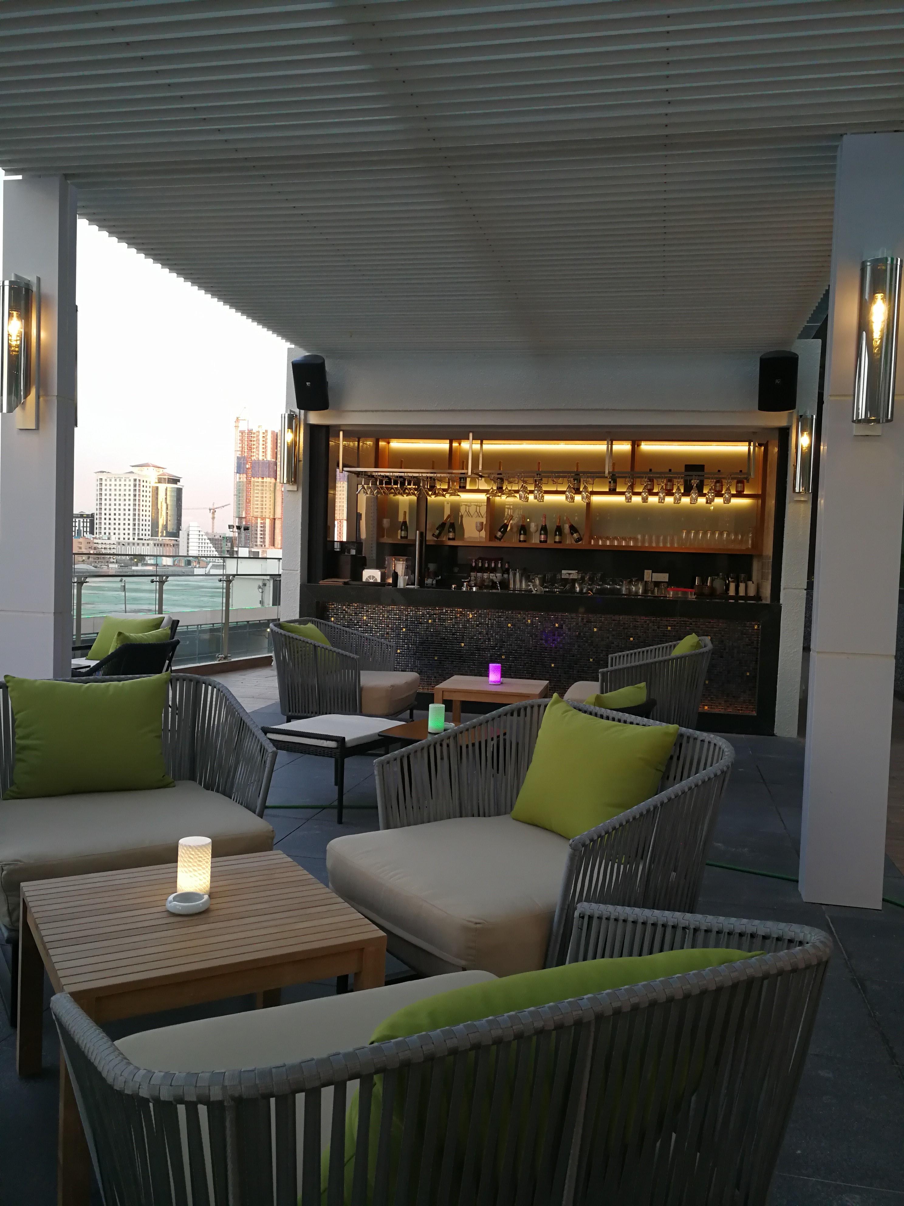 Amari Johor Bahru Exterior foto The bar at the rooftop lounge