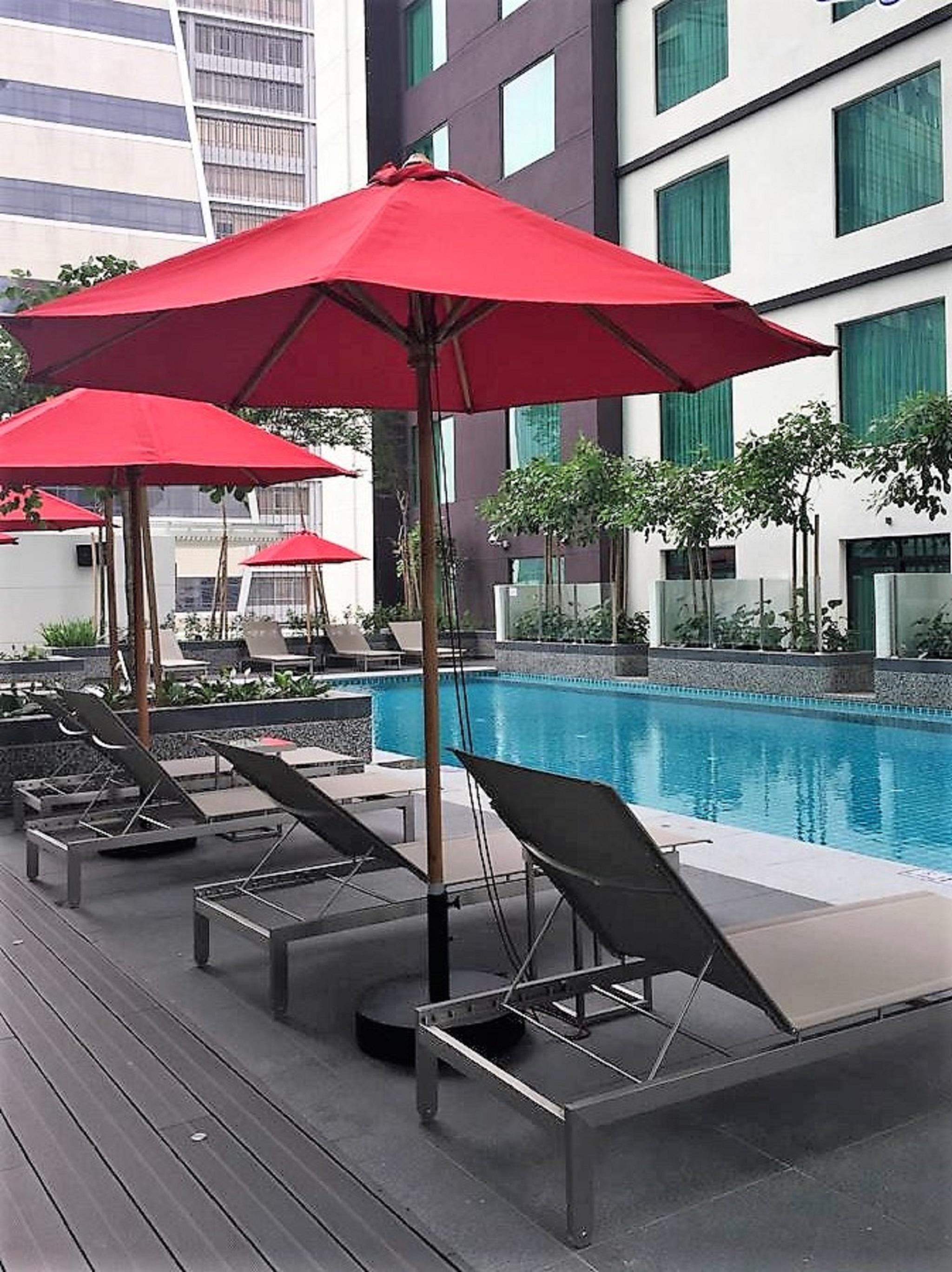 Amari Johor Bahru Exterior foto The pool at the hotel